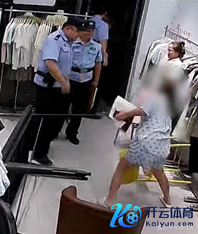 女子因定金问题摔砸服装店内物品 激情失控引热议